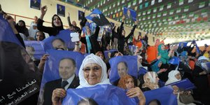 Unterstützerinnen und Unterstützer von Staatspräsident Bouteflika