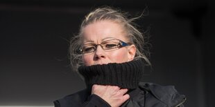 Frau mit blonden Haaren und Brille, es ist Kathrin Oertel, in schwarzem Rollkragenpullover