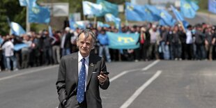 Mustafa Dschemilew bei einer Demonstration