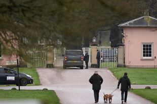 Ein Polizeibeamter steht neben einem Fahrzeug vor der Royal Lodge, einem Anwesen auf dem Gelände rund um Windsor Castle Ein Polizeibeamter steht neben einem Fahrzeug vor der Royal Lodge, einem Anwesen auf dem Gelände rund um Windsor Castle