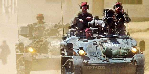 Bundeswehrsoldaten auf Kettenfahrzeugen in Afghanistan