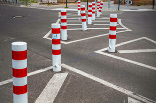 Das Bild zeigt Poller im Bezirk Mitte, die für Verkehrsberuhigung sorgen sollen