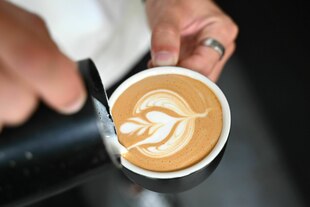 Ein Kaffee wird aufgeschäumt