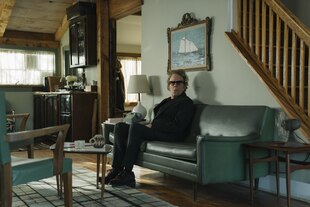 Tom Waits sitzt auf einem Sofa. Tom Waits sitzt auf einem Sofa.