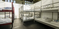 Neu bereitgestellte Betten für Flüchtlinge in einem Hangar des ehemaligen Flughafens Berlin-Tempelhof.