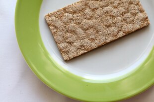 Ein Knäckebrot auf einem Teller