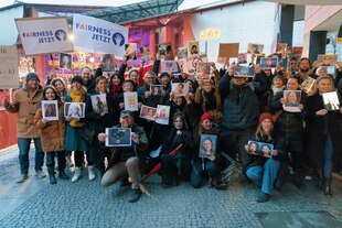 Synchronsprecher:innen vom Verbands deutscher Synchronsprecher (VDS) protestieren mit Fotos "ihrer" Schauspieler:innen vor dem Berlinale Palast gegen den Einsatz von Künstlicher Intelligenz im Synchronbereich im Zusammenhang mit einem Streit mit Netflix Synchronsprecher:innen vom Verbands deutscher Synchronsprecher (VDS) protestieren mit Fotos "ihrer" Schauspieler:innen vor dem Berlinale Palast gegen den Einsatz von Künstlicher Intelligenz im Synchronbereich im Zusammenhang mit einem Streit mit Netflix