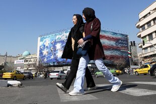 Straßenszene mit zwei Frauen in Teheran Straßenszene mit zwei Frauen in Teheran