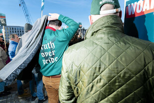 AfD-Protest gegen Drag Queens: Der stellvertretende Sprecher der AfD-Partei in Charlottenburg-Wilmersdorf, Martin Kohler, hält am 23. November 2025 eine Rede bei einer Protestkundgebung gegen Drag Queens vor dem Humboldt Forum in Berlin. Er trägt einen Pu