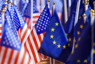 Kleine US-Flaggen mit EU-Flaggen wehen eng beieinander Kleine US-Flaggen mit EU-Flaggen wehen eng beieinander