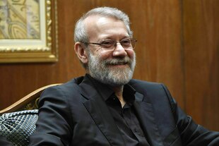 Porträt von Ali Laridschani, er lächelt, trägt Brille, kurze graue Haare und einen grauen Bart Porträt von Ali Laridschani, er lächelt, trägt Brille, kurze graue Haare und einen grauen Bart