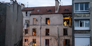 Die zerstörten Fenster der Wohnnung des Attentäters, dahinter Feuer.