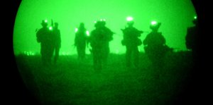 Soldaten im Feld, durch ein Nachtsichtgerät aufgenommen.
