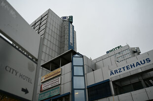 Ein Hotelhochhaus in Berlin in dem Geflüchtete untergebracht sind Ein Hotelhochhaus in Berlin in dem Geflüchtete untergebracht sind