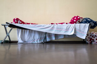 Ein Feldbett steht in einer Notunterkunft Ein Feldbett steht in einer Notunterkunft