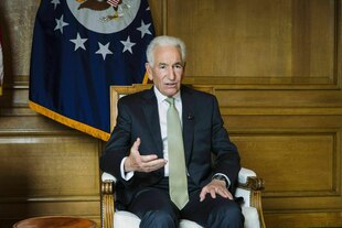 Charles Kushner sitzt in einem Lehnstuhl Charles Kushner sitzt in einem Lehnstuhl