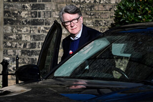 Peter Mandelson steigt in ein Auto Peter Mandelson steigt in ein Auto