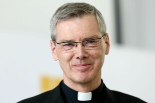 Porträt von Heiner Wilmer, er lächelt und der schwarze Kragen seines Bischofsoutfit ist zu sehen Porträt von Heiner Wilmer, er lächelt und der schwarze Kragen seines Bischofsoutfit ist zu sehen