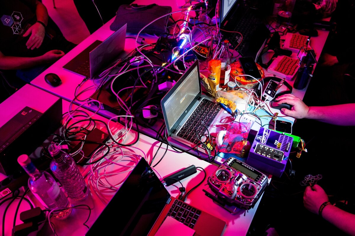 Ein Tisch mit Notebooks und Kabeln bei einer Veranstaltung