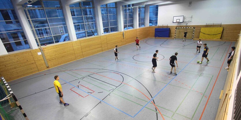 Turnhalle mit Basketballspielern