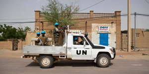Ein Pick-up mit UN-Logo, auf der Ladefläche stehen Soldaten