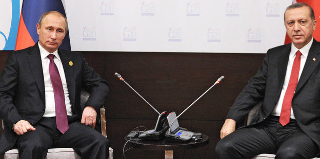Wladimir Putin und Recep Tayyip Erdogan sitzen nebeneinander