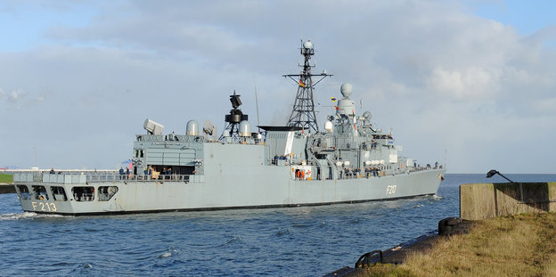 Ein Militärschiff in der Nähe eines Hafens.