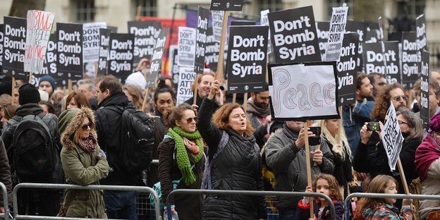 Eine Menschenmenge demonstriert, auf den Plakaten steht "Bombardiert Syrien nicht"
