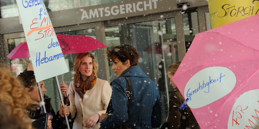 Demo vor einer Klinik (Szene aus „Nacht der Angst“)