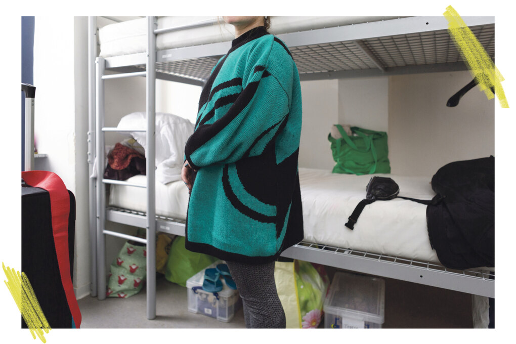 Eine junge Frau im Mehrbettzimmer von Evas Haltestelle