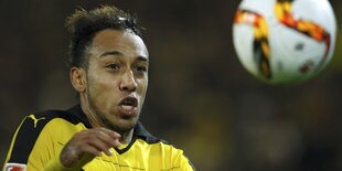 Ball kommt auf Pierre-Emerick Aubameyang zu.