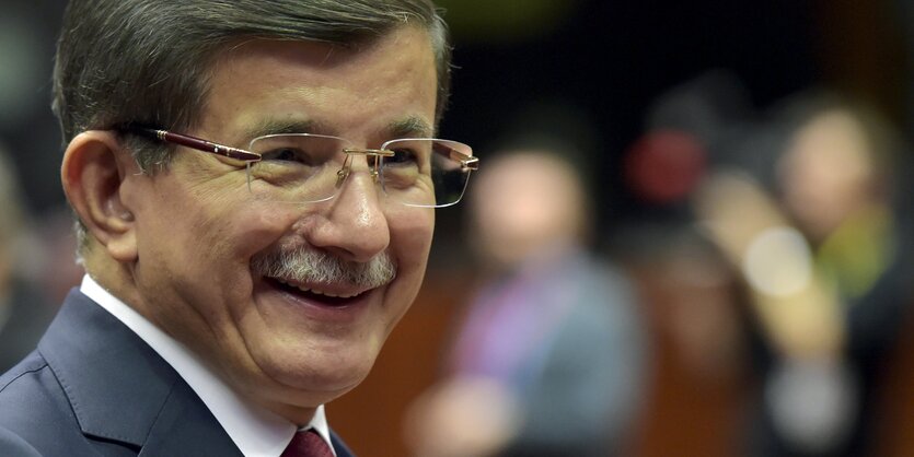 Ahmet Davutoğlu lacht