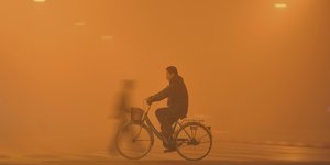 Gelber Smog beeinträchtigt die Sicht in der chinesischen Stadt Fuyang.