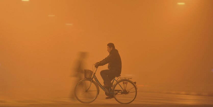 Gelber Smog beeinträchtigt die Sicht in der chinesischen Stadt Fuyang.