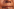 Mit einem Pinsel wird die Lippe Maos auf einem Bild ausgebesser