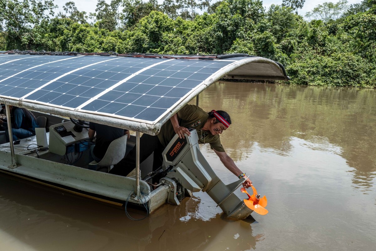 Eine indigene Firma versucht die Wasserstraßen im Amazonas mit Solarbooten nachhaltiger zu machen