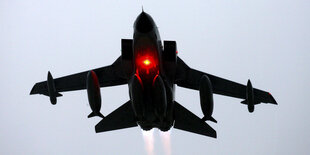 Ein Tornado der Luftwaffe bei Start auf dem Flughafen Jagel.