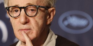 Woody Allen blickt nachdenklich in die Kamera