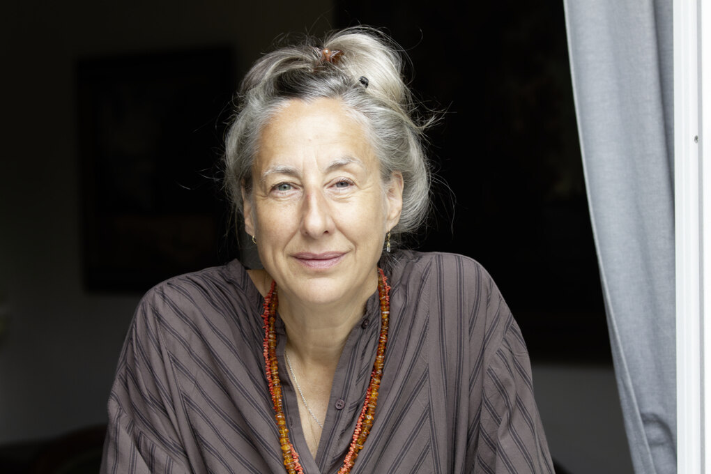 Eine Frau mit grauen Haaren im Porträt
