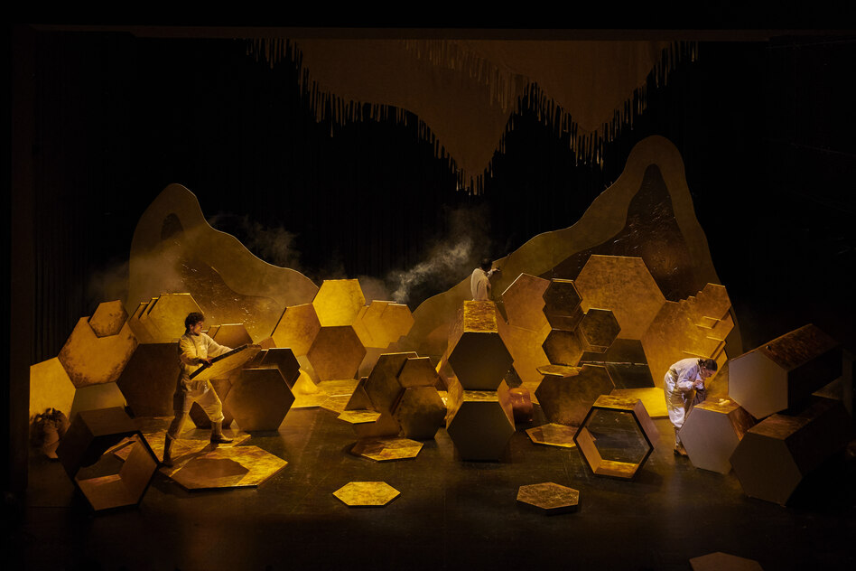 Angsttheater nach Kafka: Man belauert sich unter Honigwolken