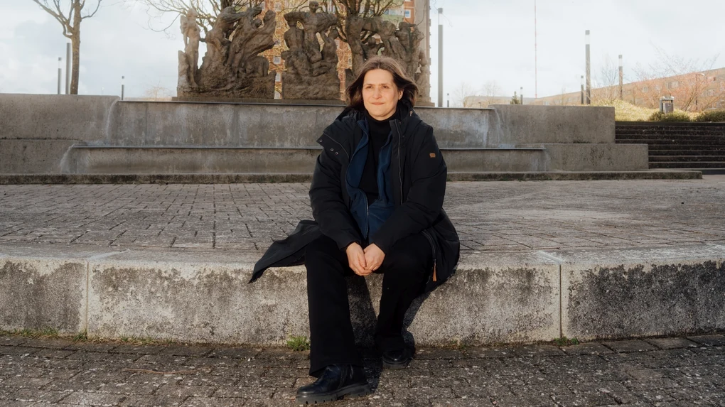 Porträt von Mandy Pfeifer vor einem Denkmal