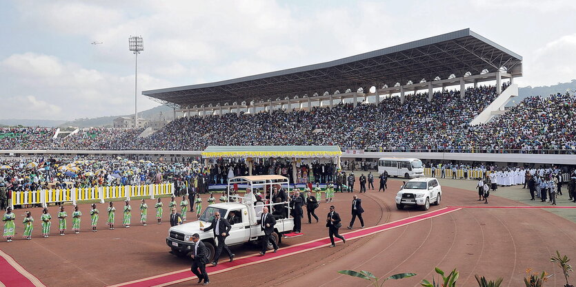 Papst Franziskus fährt in das Stadium von Bangui ein.