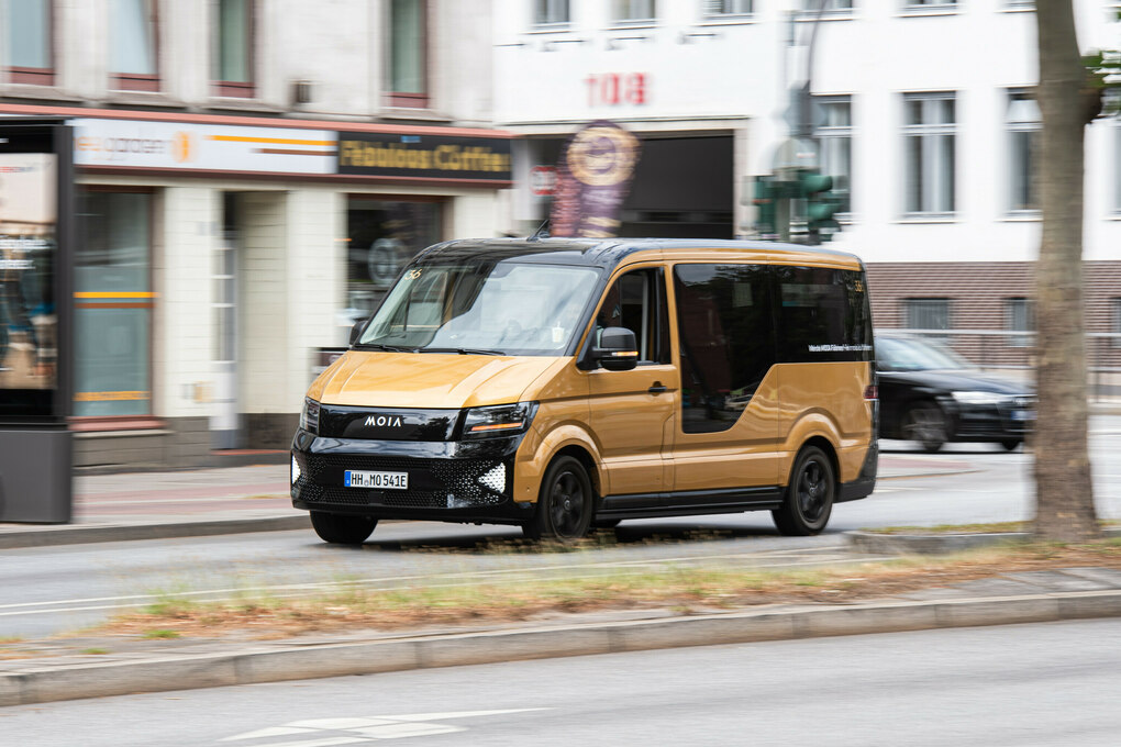 Ein Fahrzeug des VW-Fahrdienstes Moia fährt auf einer Straße.