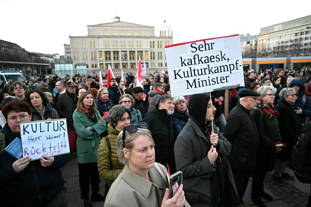 Kundgebung in Leipzig - Protestierende stehen mit Schildern wie: Sehr kafkaesk Kulturkampfminister