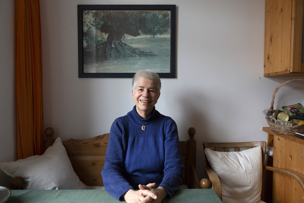 Eine ältere Dame mit grauem Haar