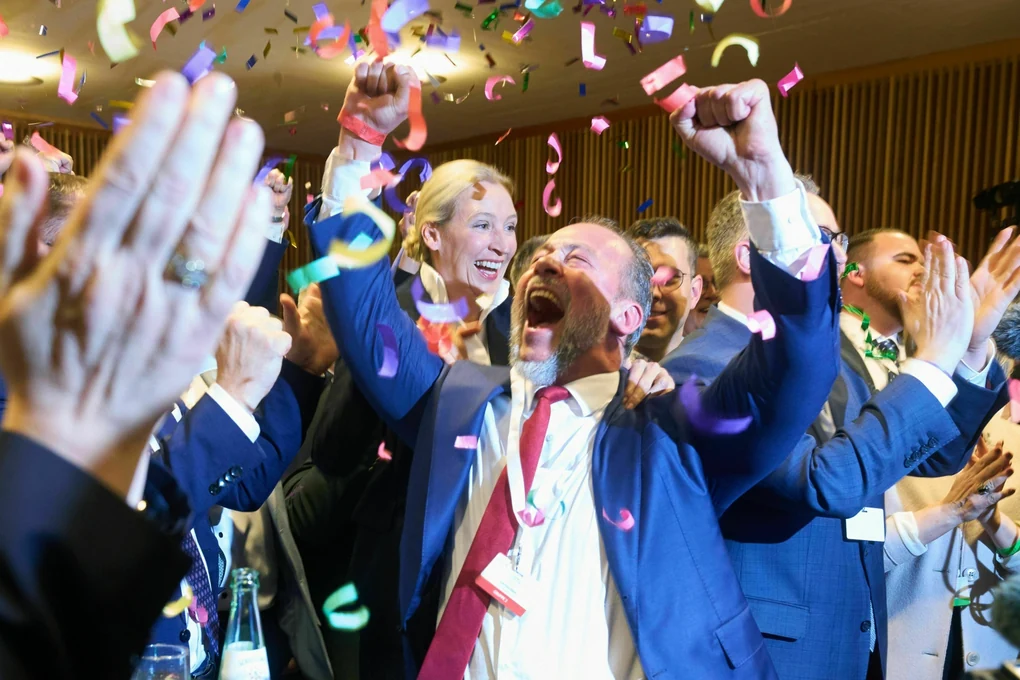 AfD Spitzenkandidat Jan Bollinger jubelt bei der Wahlparty nach der Landtagswahl