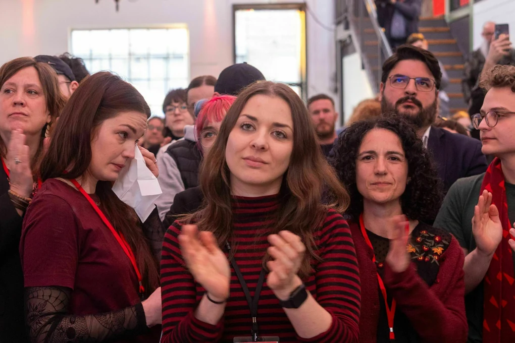 Anhänger der Partei Die Linke reagieren bei der Wahlparty nach der Prognose zum Wahlergebnis der Landtagswahl in Rheinland-Pfalz