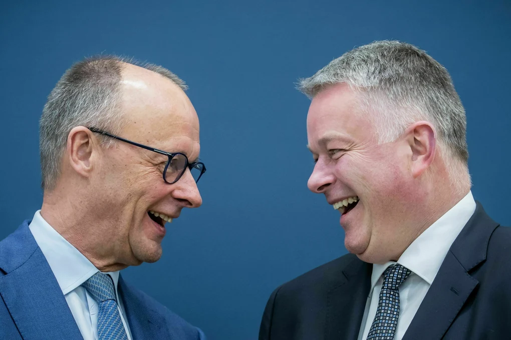 Bundeskanzler Friedrich Merz und Gordon Schnieder, Spitzenkandidat der CDU bei den Landtagswahlen in Rheinland-Pfalz, lachen