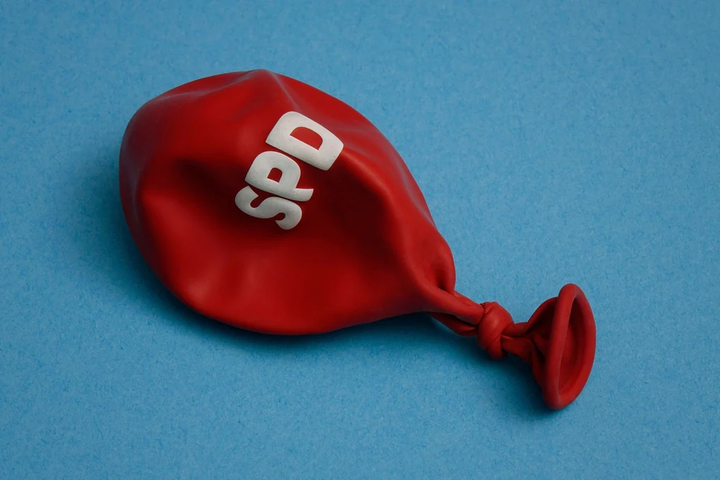 Ein schlaffer Luftballon mit SPD-Logo