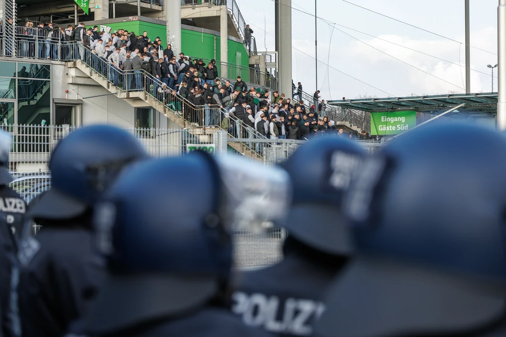 Behelmte Polizisten stehen vor dem Südeingang des Wolfsburger Stadions